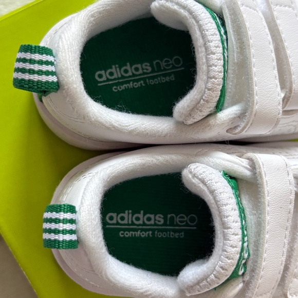 Kids Adidas white sneakers. Green stripe accent. Size 3K 9-12 months - Picture 5 of 9